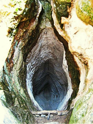 Womb_Cave Nenkovo Bulgarie.jpg