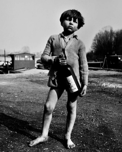 Sabine Weiss -Enfant de marinier, Conflans-Sainte-Honorine, 1953 .png