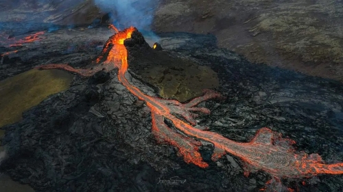 Volcan dans la péninsule de Reykjanes, Islande.jpg