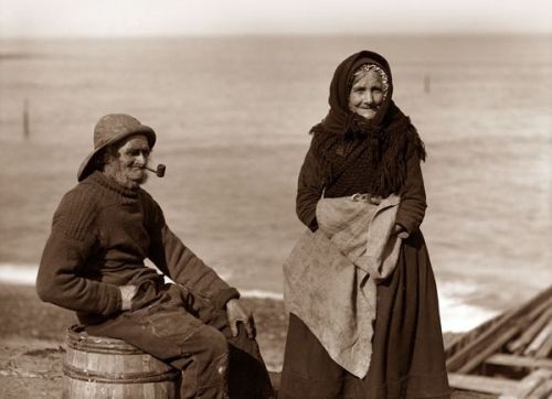 Frank Meadow Sutcliffe - Whitby Fisher People 1890's (2).jpg